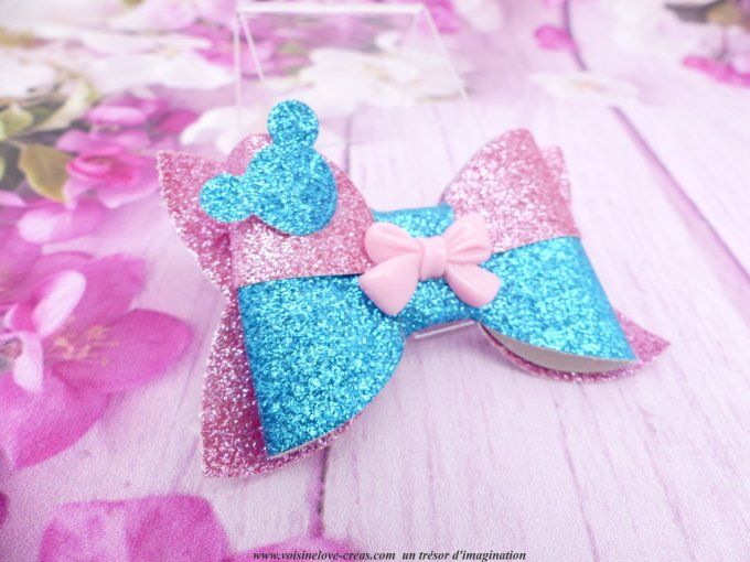 Barrette  mickey kawaii bi colore en simili cuir à paillettes bleu et rose fait main