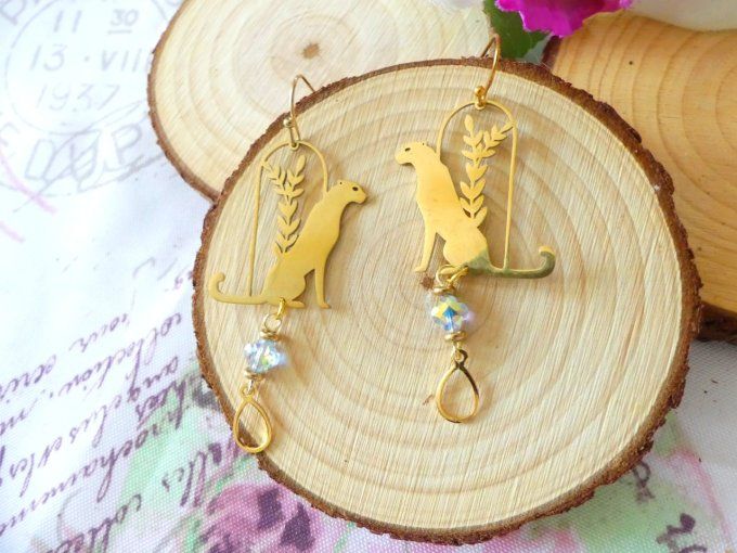 Boucles d'oreilles panthère en acier doré et perles de cristal