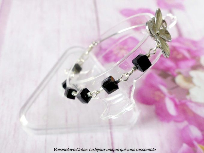 Bracelet demi jonc argenté et perles cube cristal noir