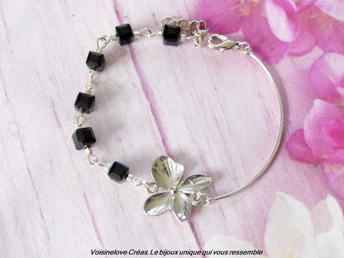 Bracelet demi jonc argenté et perles cube cristal noir