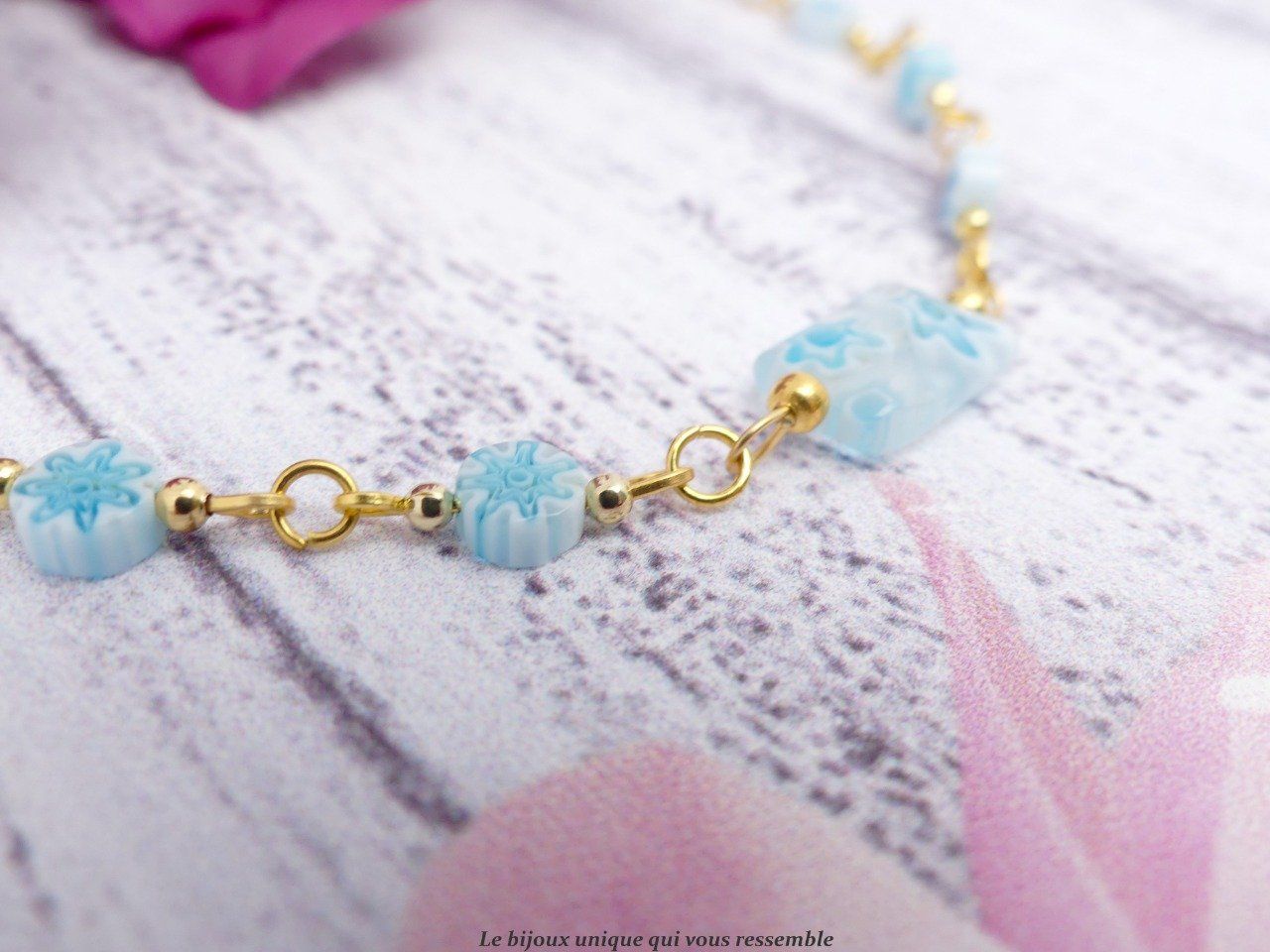Bracelet fin en perles murano millefiori bleu et or